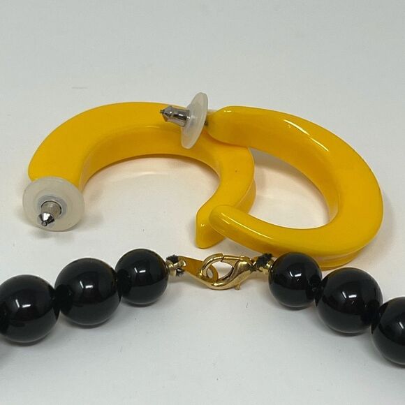 Retro color necklace and pierced hoop earrings set. - Picture 2 of 5